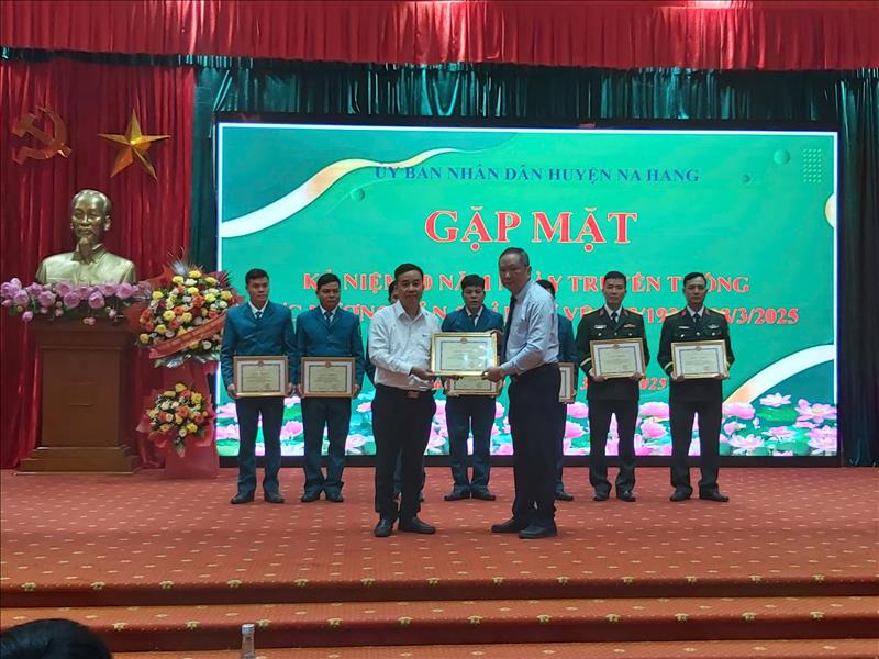 Ban chỉ huy quân sự Công ty Thủy điện Tuyên Quang nhận giấy khen nhân kỷ niệm 90 năm ngày truyền thống dân quân tự vệ