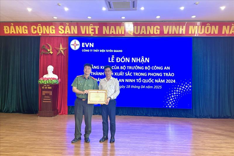 Công ty Thủy điện Tuyên Quang đón nhận Bằng khen của Bộ Trưởng Bộ Công an cho tập thể có thành tích xuất sắc trong phong trào toàn dân bảo vệ an ninh Tổ quốc năm 2024