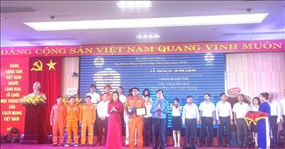 Anh Lê Ngọc Khoán được tặng danh hiệu “Người lao động ngành Điện tiêu biểu” năm 2025